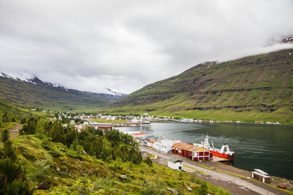 Hafaldan Hi Hostel - Harbour Building Seydisfjordur Exterior photo